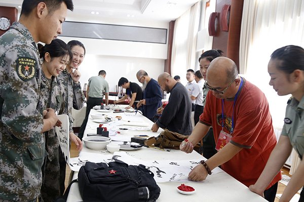 中国文联,中国书协"宋庄新文艺群体"书法家送欢乐下基层暨庆祝建军90